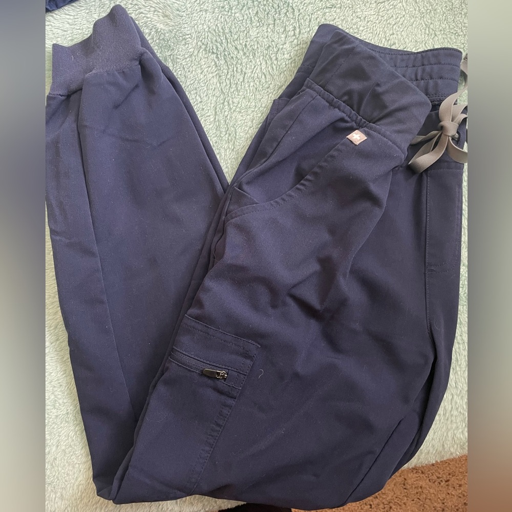FIGS: Zamora Jogger Scrub Pant- navy (size S)
